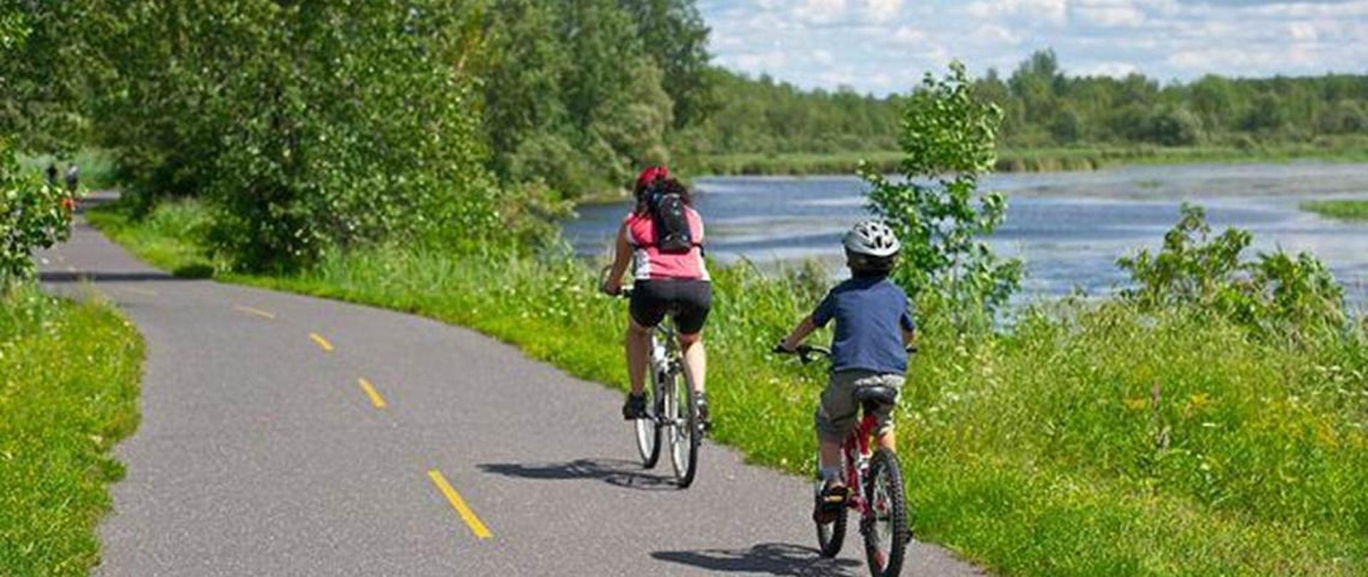 piste-cyclable-cantons-de-l-est-estriade-reseau.jpg.1140x481_default (1).jpg