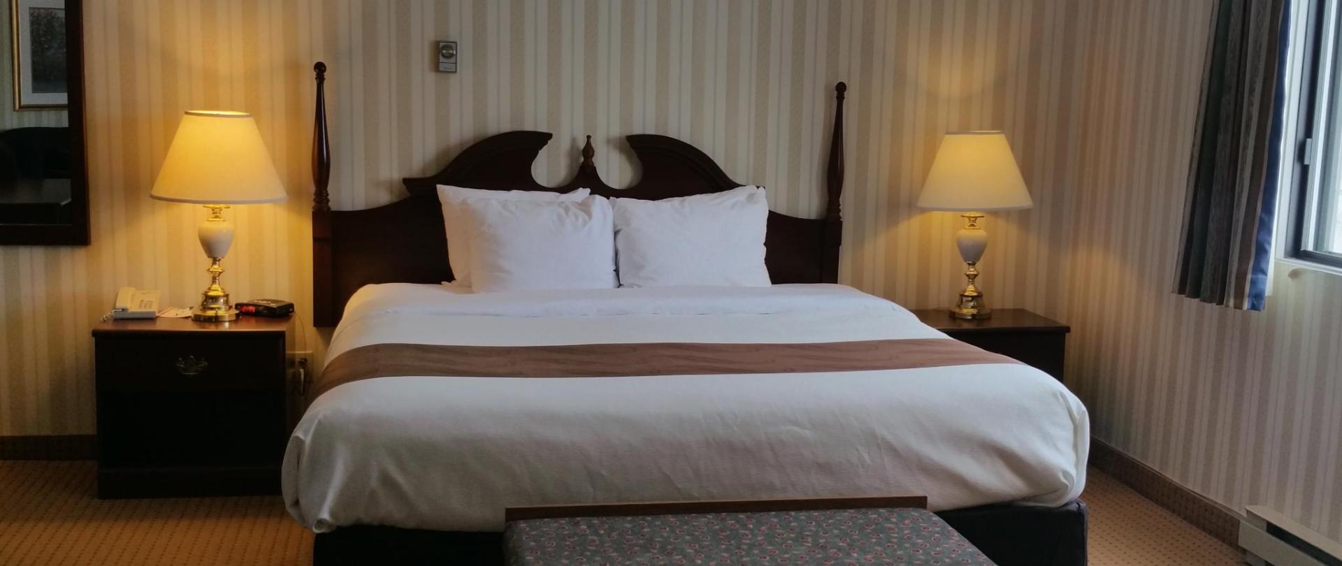 Big King bed room.jpg